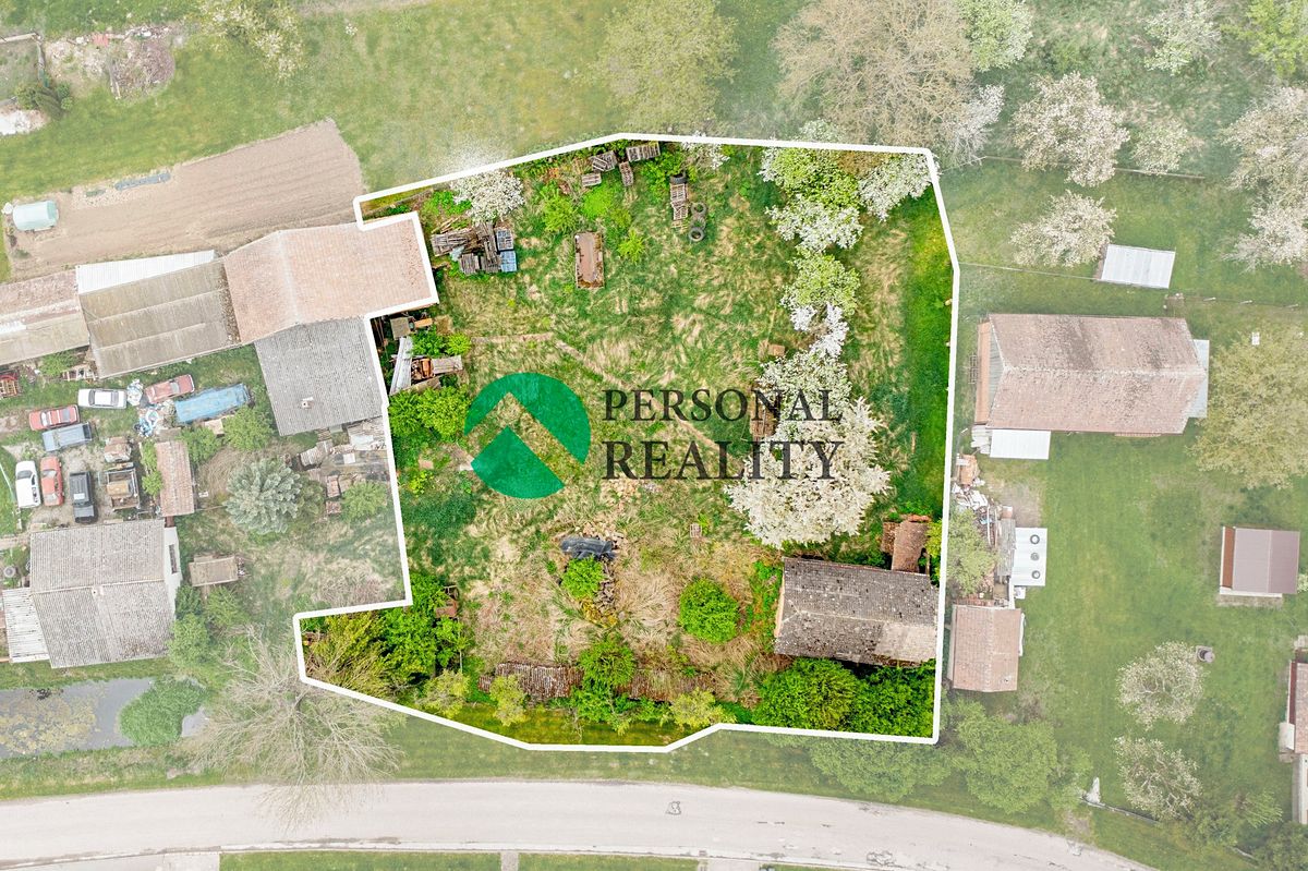 Prodej stavebního pozemku 2203 m², Vinary – fotka 1 z 3