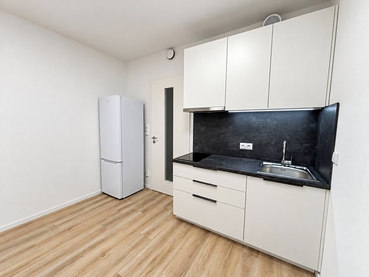 Pronájem bytu 1+kk, 28 m² (8 z 14)
