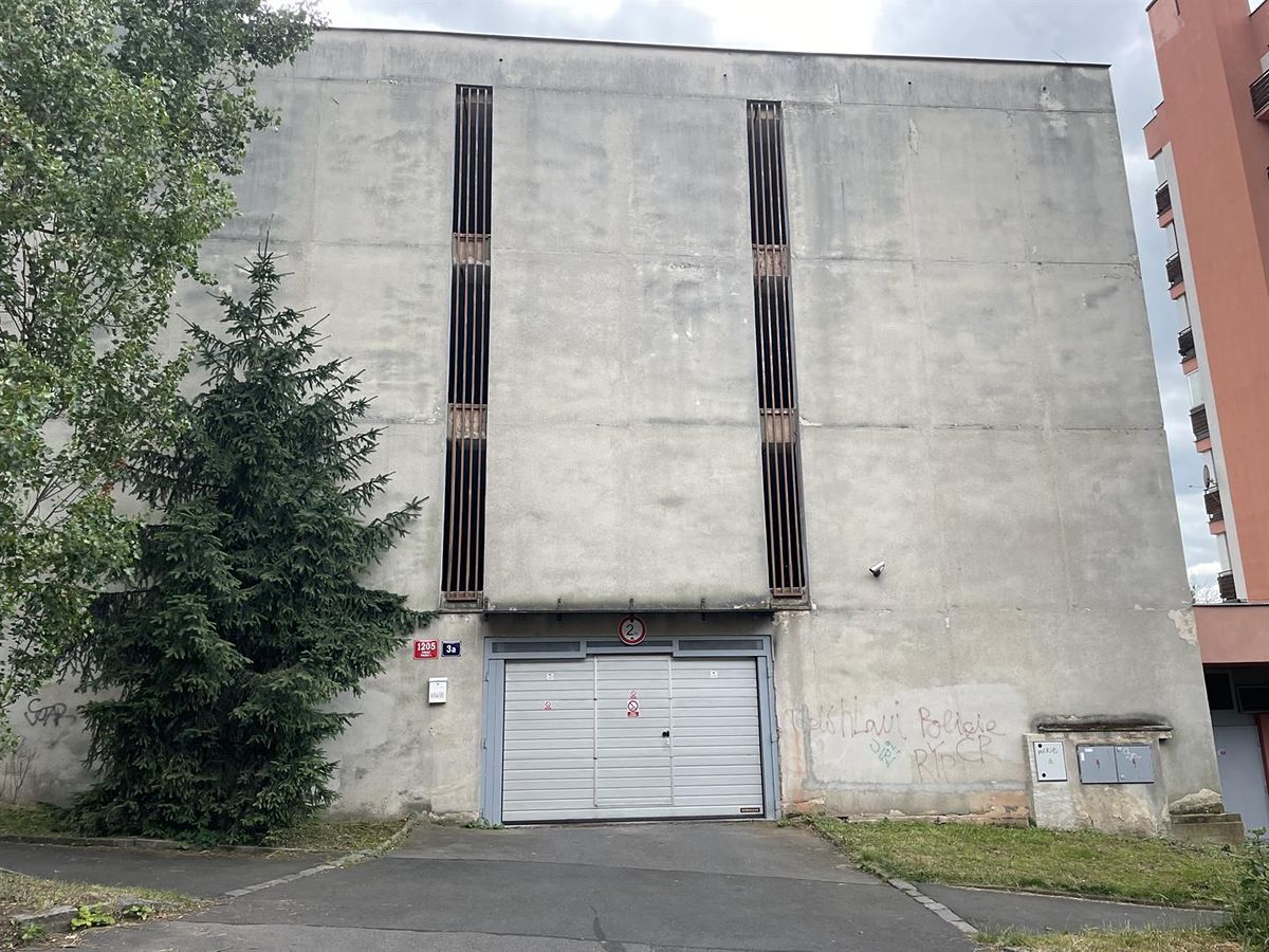 Pronájem garážového stání 15 m²