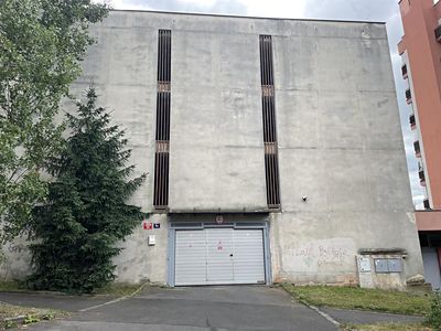 Pronájem garážového stání 15 m²