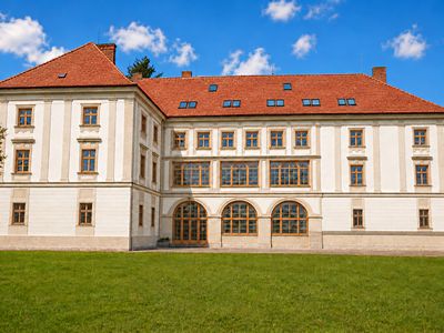 Prodej činžovního domu 2200 m²