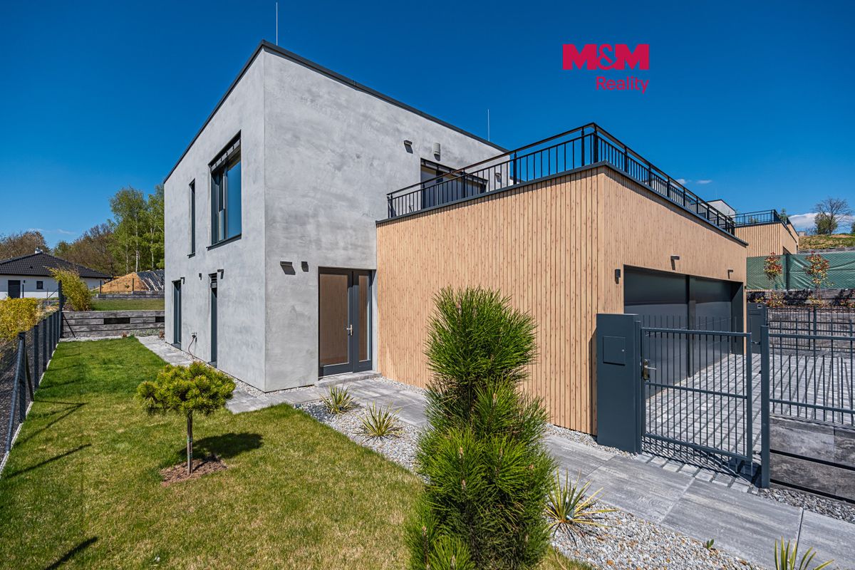 Prodej rodinného domu 201 m², pozemek 940 m², Velké Popovice – fotka 1 z 3