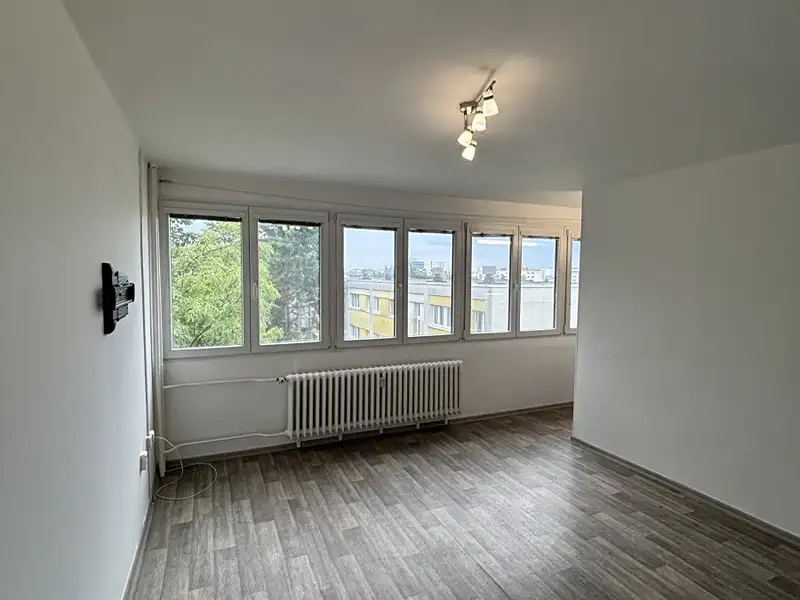 Pronájem bytu 1+kk 28 m², Hradec Králové – náhled fotky 1