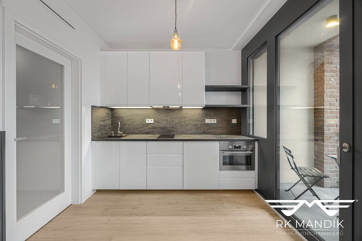 Pronájem bytu 1+kk 28 m², Praha – fotka 1 z 3