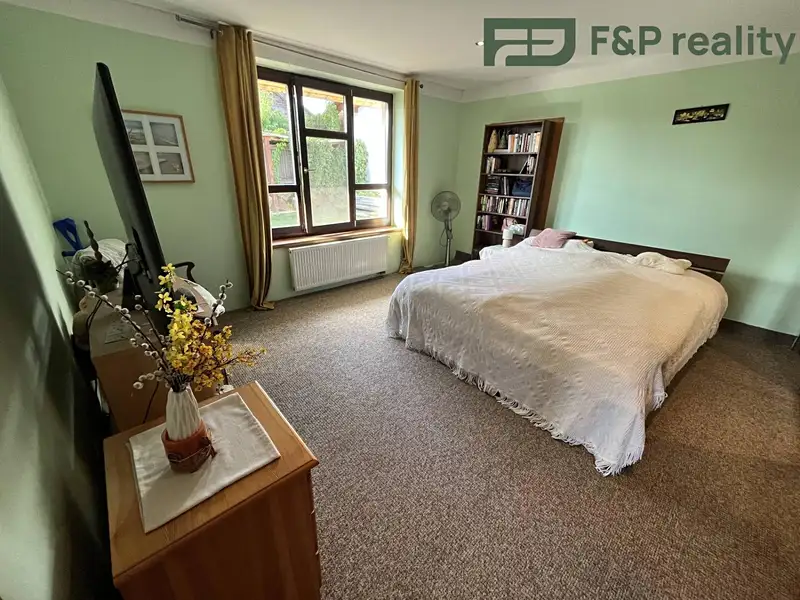 Prodej rodinného domu 573 m², pozemek 1944 m², Holice – náhled fotky 3