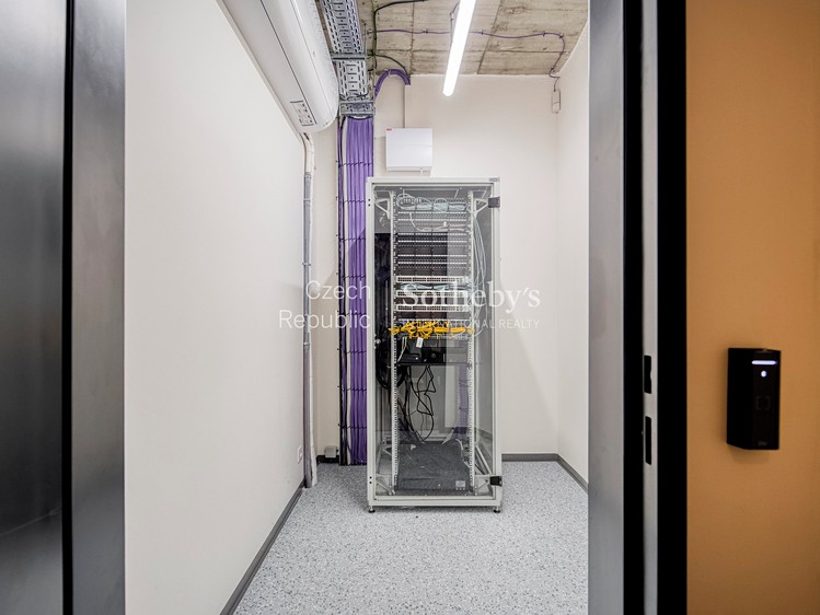 Pronájem komerčního prostoru, 1 500 m² (50 z 61)