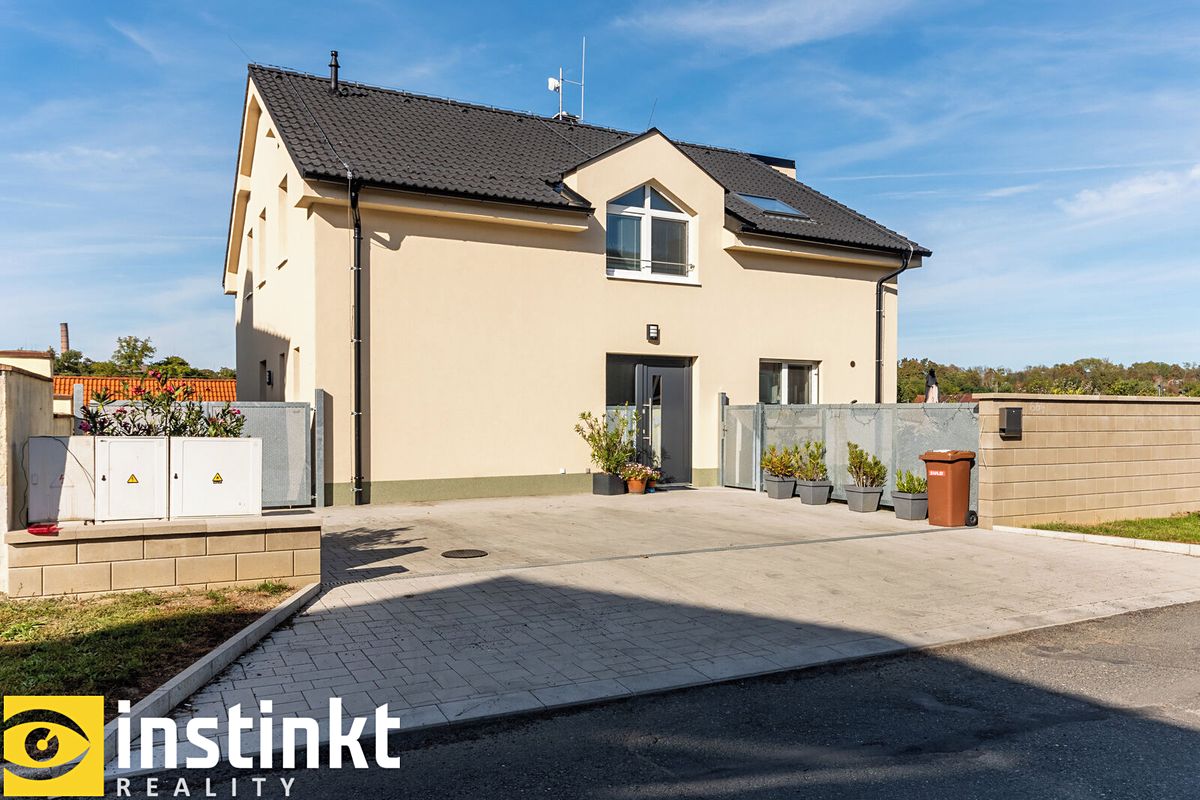 Prodej rodinného domu 230 m², pozemek 423 m², Domažlice – fotka 1 z 3