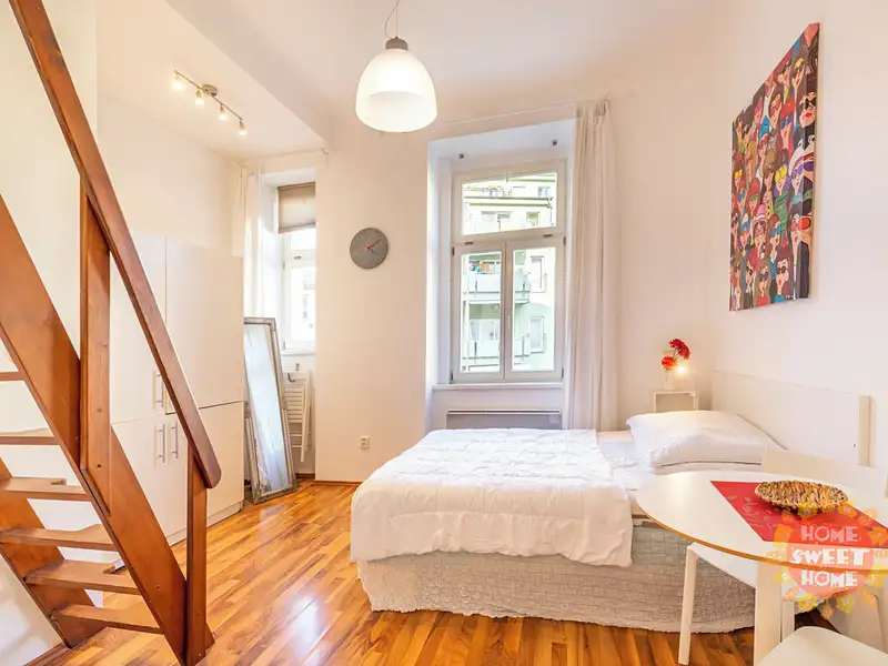 Pronájem bytu 1+kk 20 m², Praha – náhled fotky 1