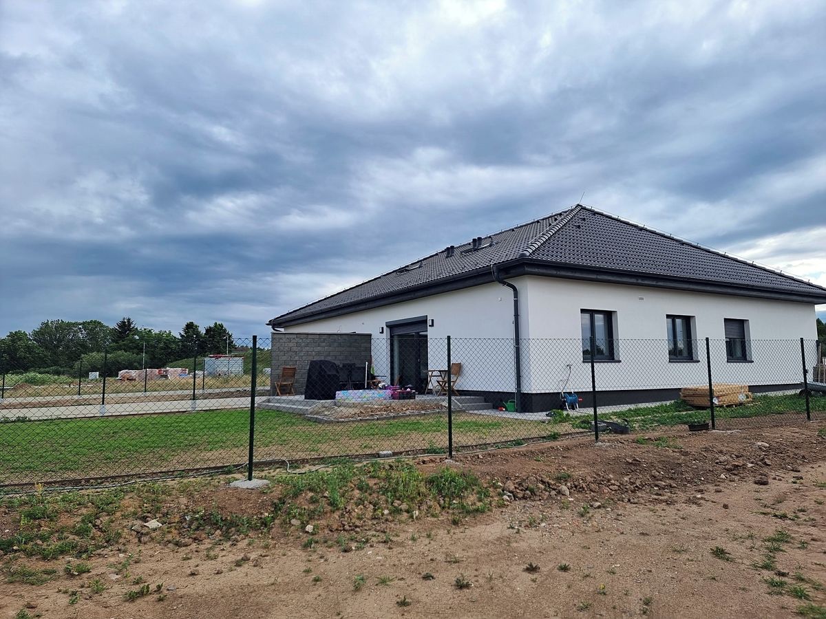 Prodej rodinného domu 115 m², pozemek 456 m², Kamenné Žehrovice – fotka 1 z 3