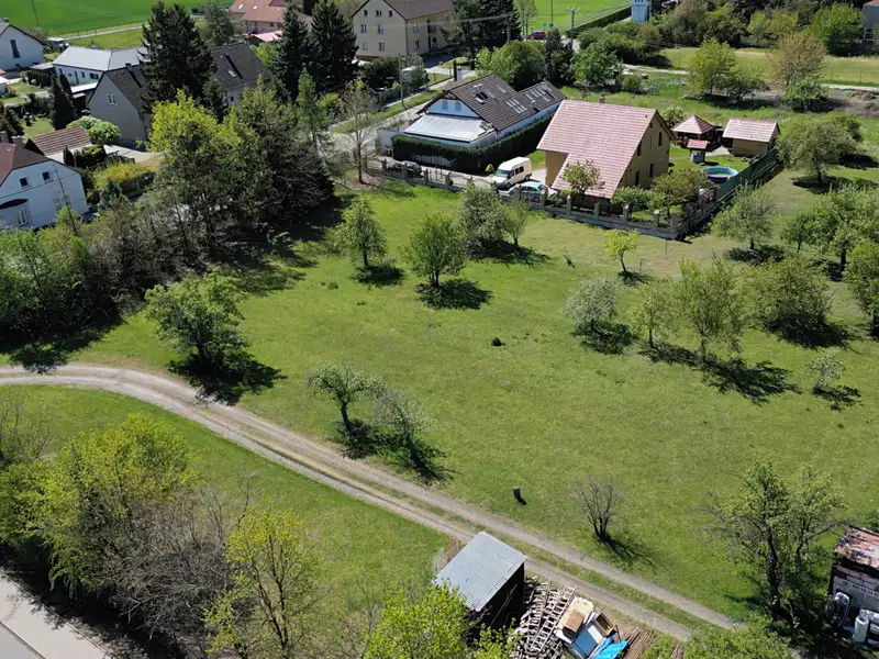 Prodej stavebního pozemku 742 m², Bašť – náhled fotky 2