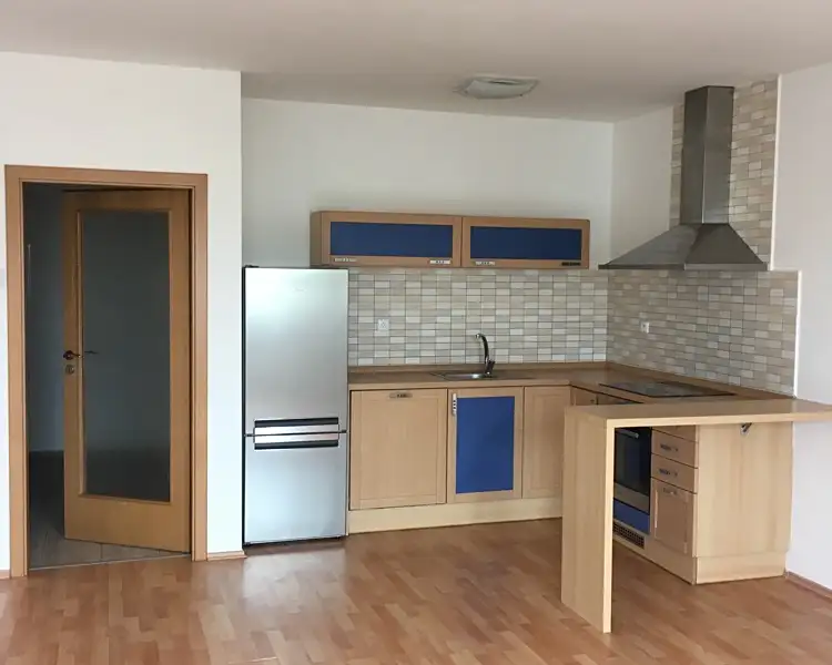 Pronájem bytu 1+kk 38 m², Benešov – náhled fotky 1