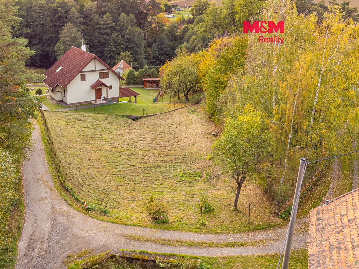 Prodej stavebního pozemku 705 m², Lešany – fotka 1 z 3