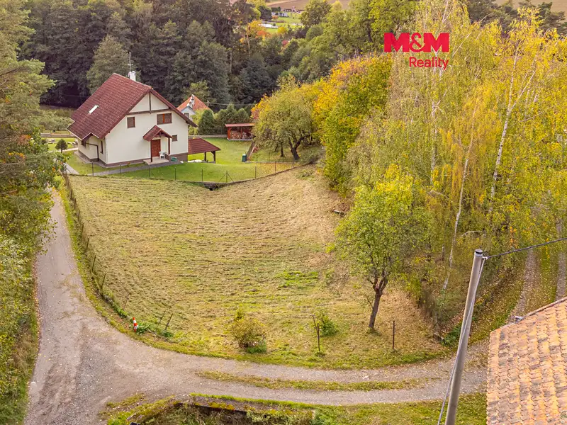 Prodej stavebního pozemku 705 m², Lešany – náhled fotky 1