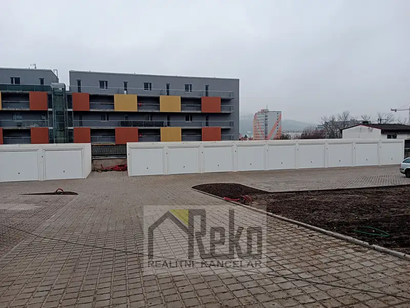 Pronájem garáže 16 m², Beroun – náhled fotky 1