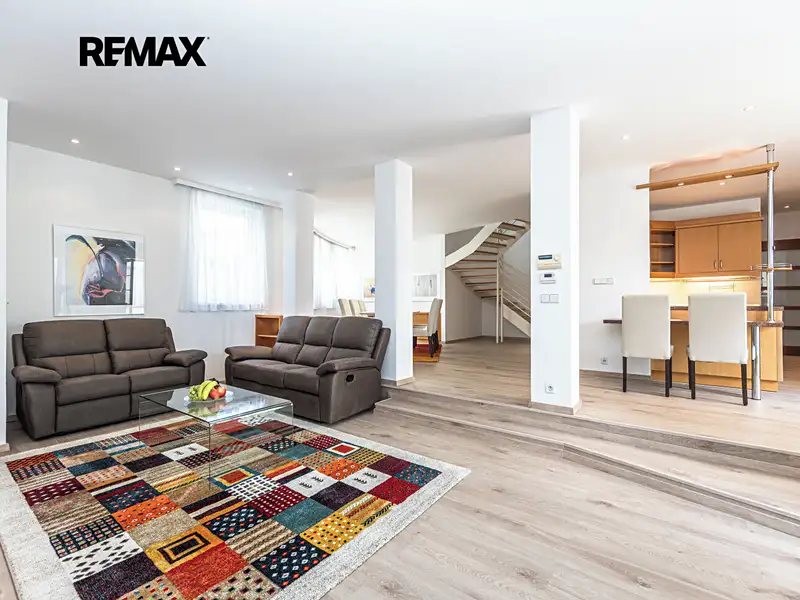 Pronájem rodinného domu 256 m², pozemek 222 m², Praha – náhled fotky 1