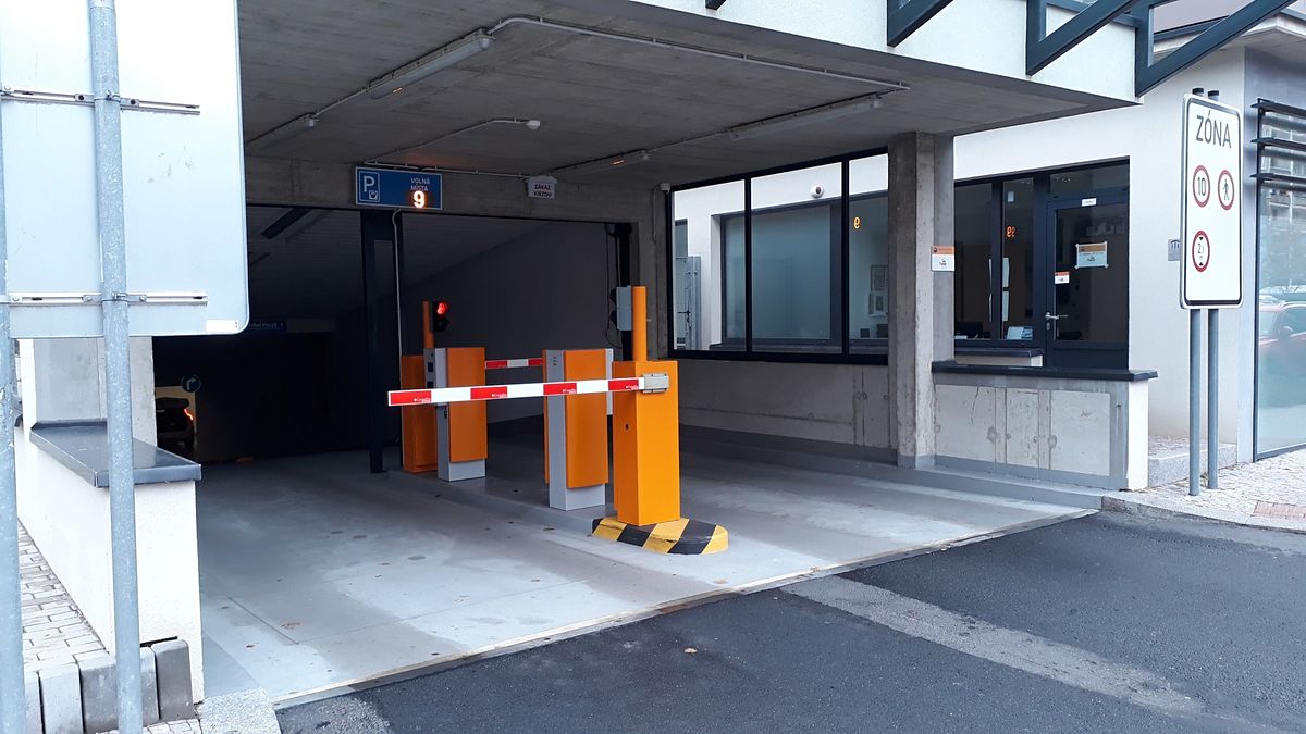 Pronájem garážového stání 13 m² – fotografie 3