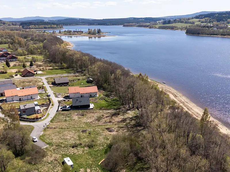 Prodej pozemku 1410 m², Horní Planá – náhled fotky 1