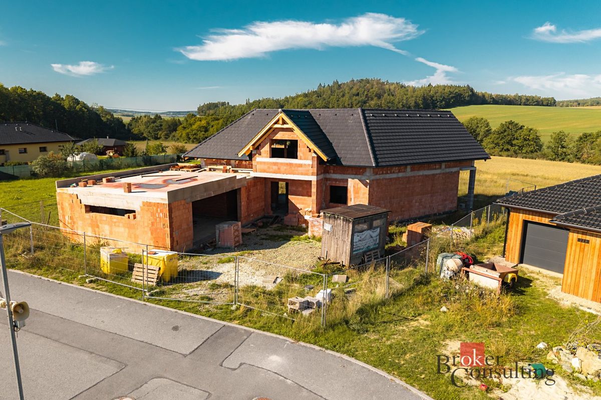 Prodej rodinného domu 212 m², pozemek 1759 m², Litohlavy – fotka 1 z 3