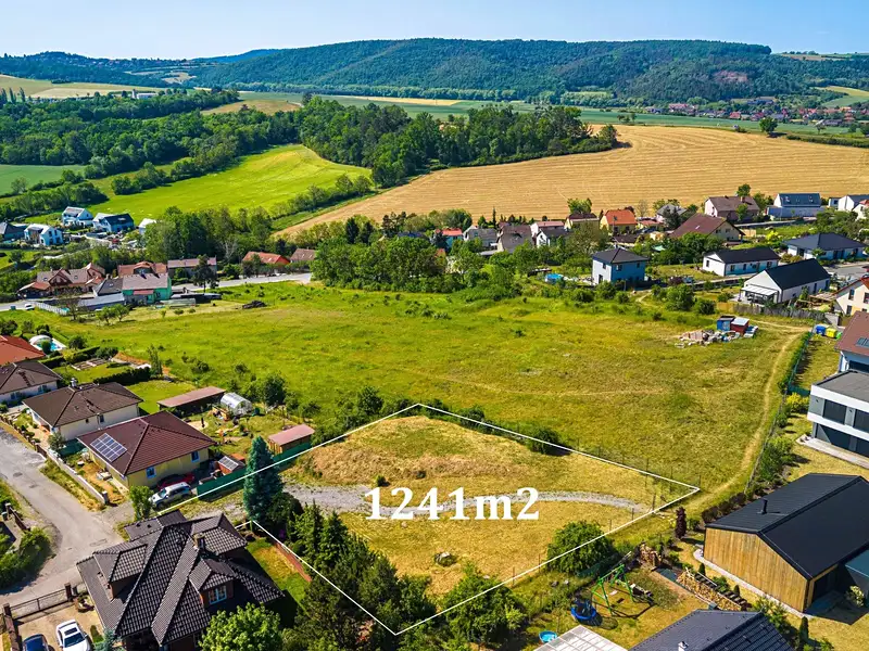 Prodej stavebního pozemku 1241 m², Králův Dvůr – náhled fotky 1