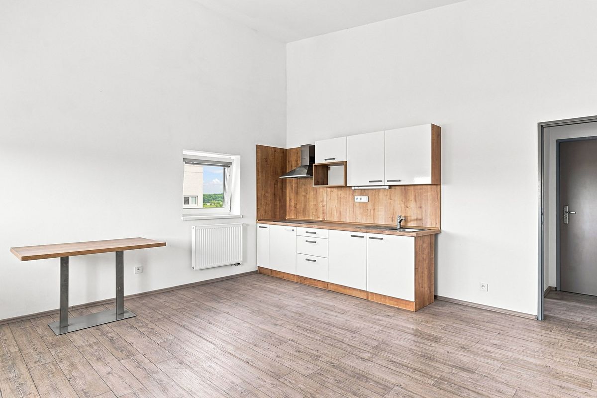 Pronájem kanceláře 1382 m² – fotografie 4