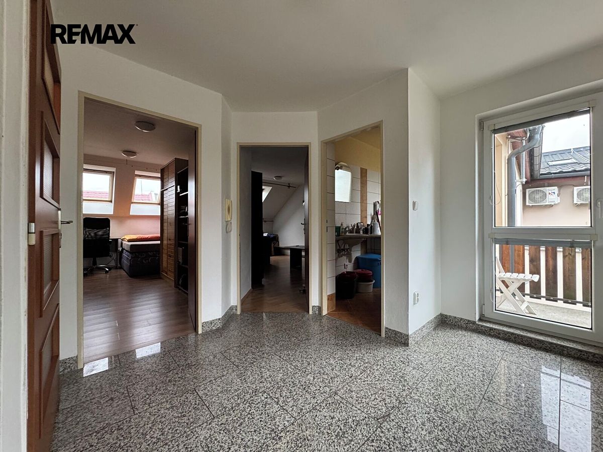 Pronájem bytu 2+1 65 m² – fotografie 3