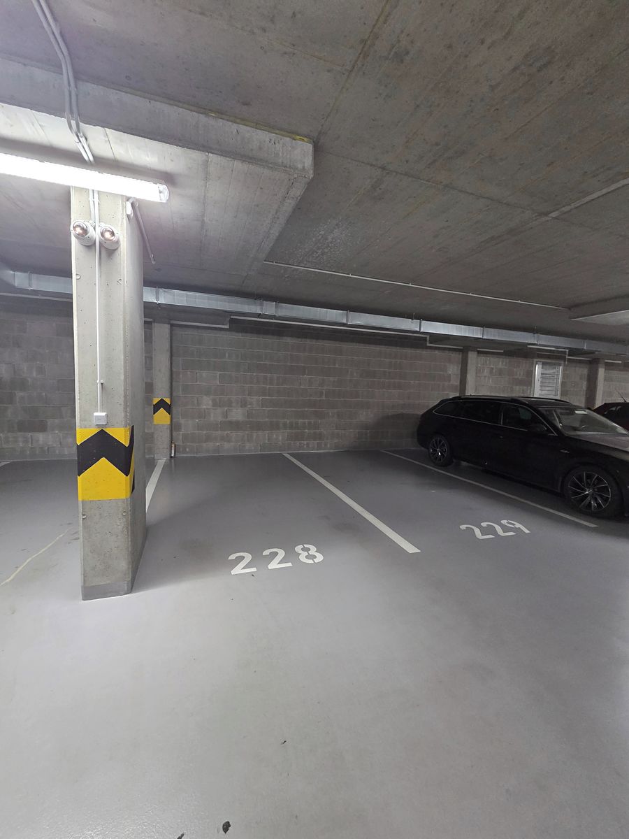 Pronájem garážového stání 12 m², Praha – fotka 1 z 3