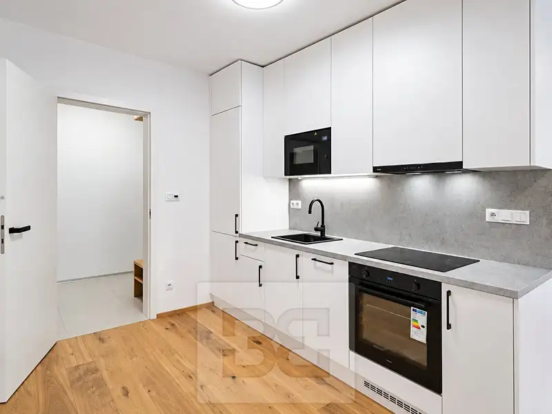 Prodej bytu 1+kk 38 m², Praha – náhled fotky 2