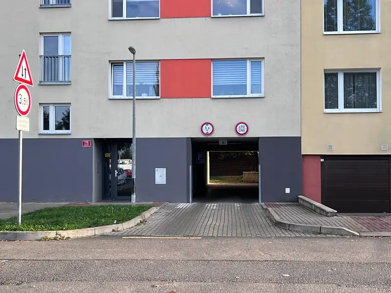 Prodej garážového stání 12 m², Praha – náhled fotky 3