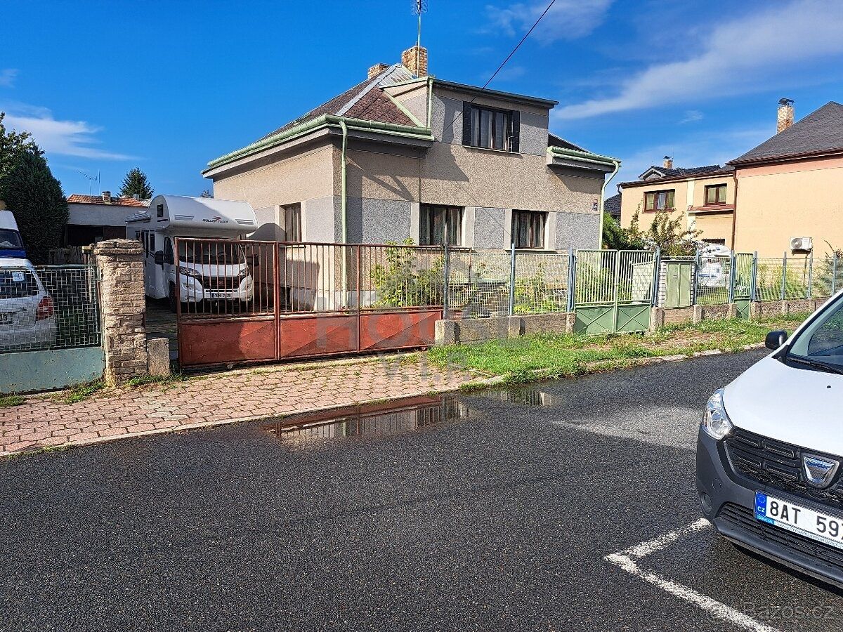 Prodej rodinného domu 240 m², pozemek 1199 m², Praha – fotka 1 z 3