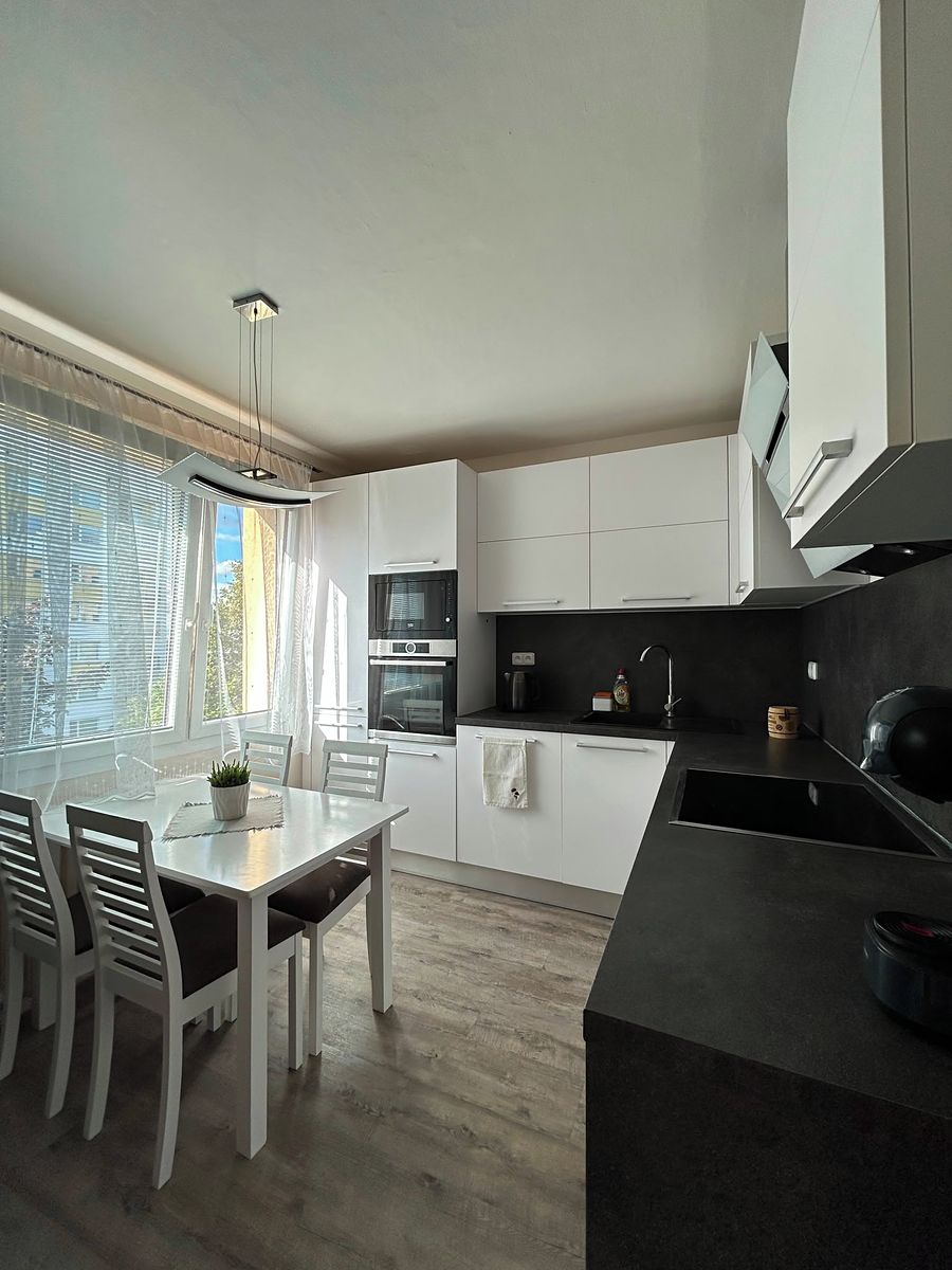 Pronájem bytu 4+1 75 m², Hradec Králové – fotka 1 z 3