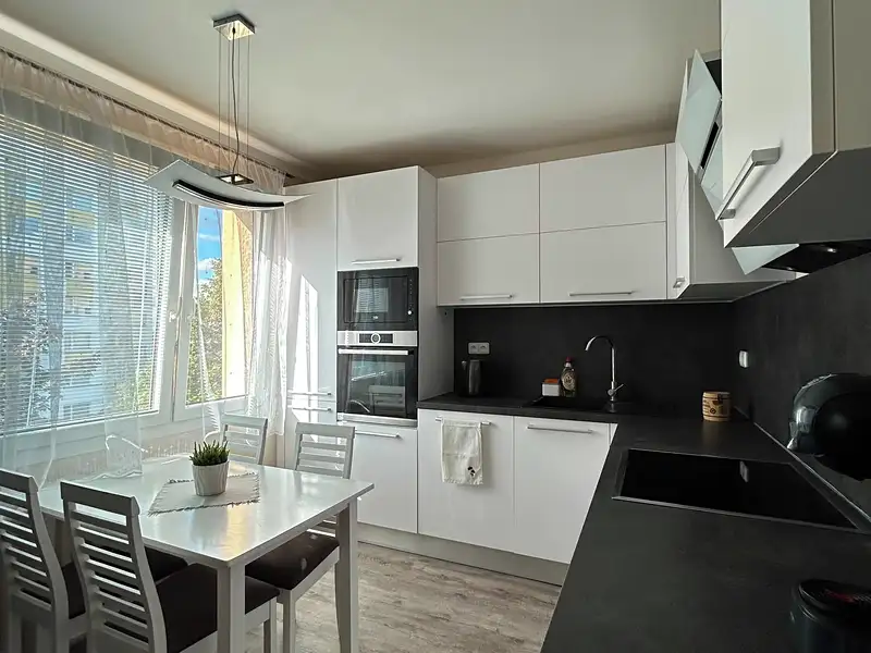 Pronájem bytu 4+1 75 m², Hradec Králové – náhled fotky 1