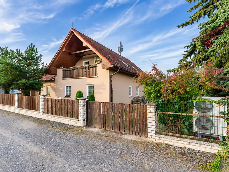 Prodej rodinného domu 240 m², pozemek 1048 m², Hradištko – náhled fotky 2