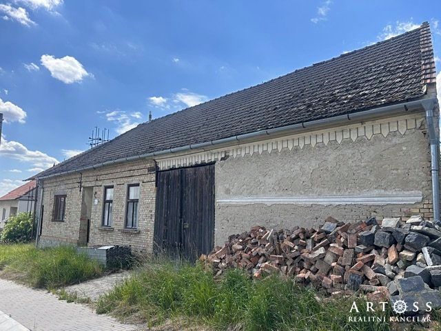 Prodej rodinného domu 288 m², pozemek 1424 m², Kostelec – fotka 1 z 3