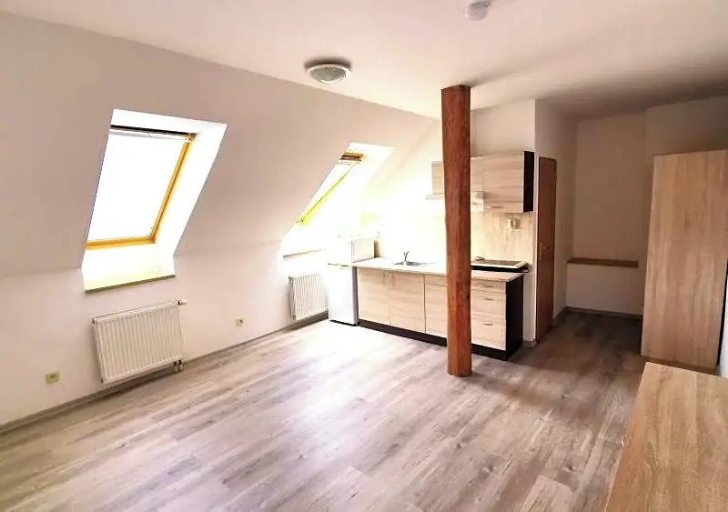 Pronájem bytu 1+kk 34 m², Jinočany – náhled fotky 1