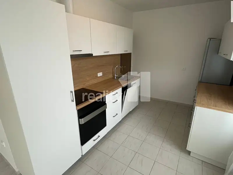 Pronájem bytu 3+1 75 m², Jiřice – náhled fotky 1