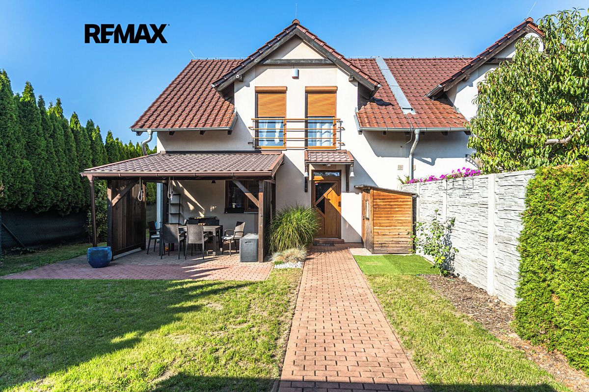 Pronájem rodinného domu 130 m², pozemek 400 m², Šestajovice – fotka 1 z 3