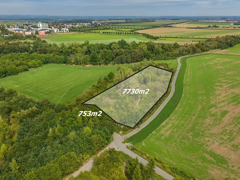 Prodej pozemku 8242 m², Praha – náhled fotky 1