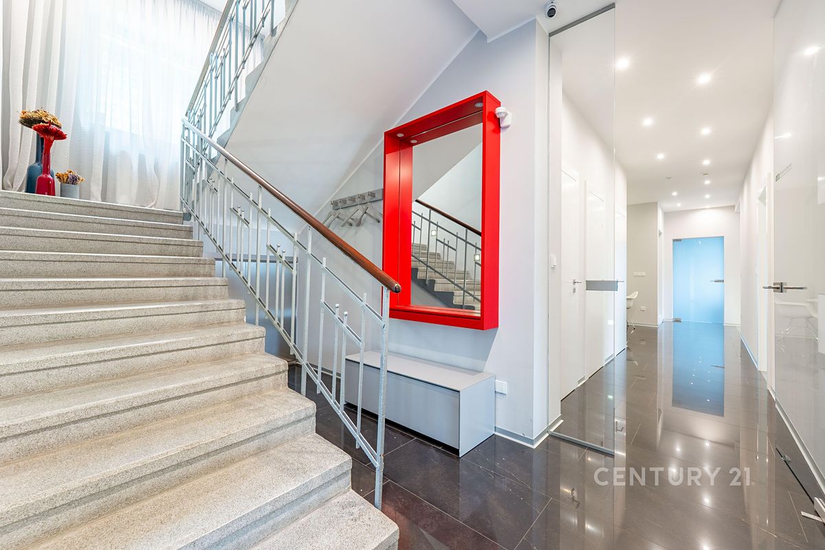 Pronájem kanceláře 115 m², Praha – fotka 1 z 3