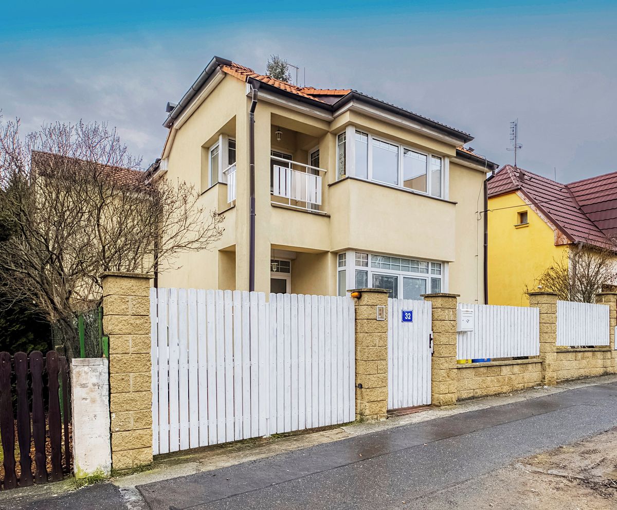 Prodej rodinného domu 291 m², pozemek 476 m², Praha – fotka 1 z 3