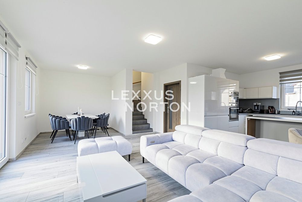 Pronájem rodinného domu 130 m², pozemek 370 m², Postřižín – fotka 1 z 3