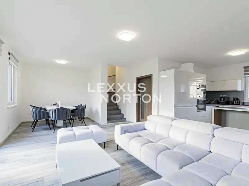 Pronájem rodinného domu 130 m², pozemek 370 m², Postřižín – náhled fotky 1