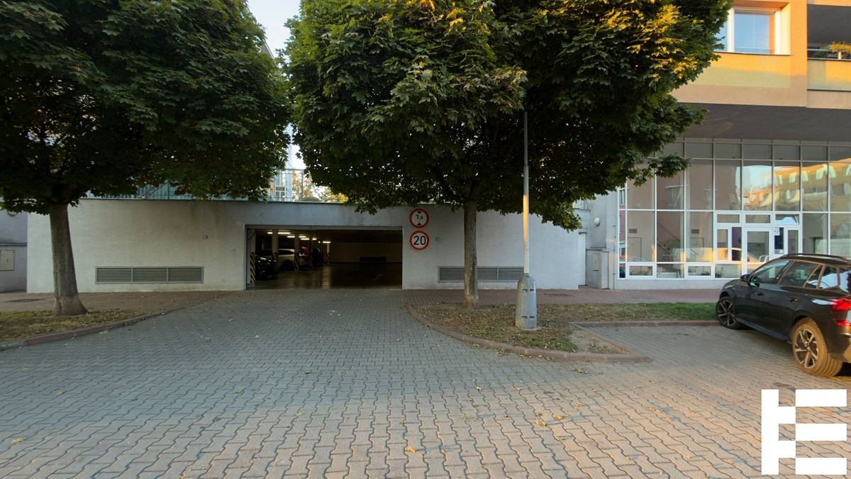 Pronájem garážového stání 25 m², Praha – fotka 1 z 3