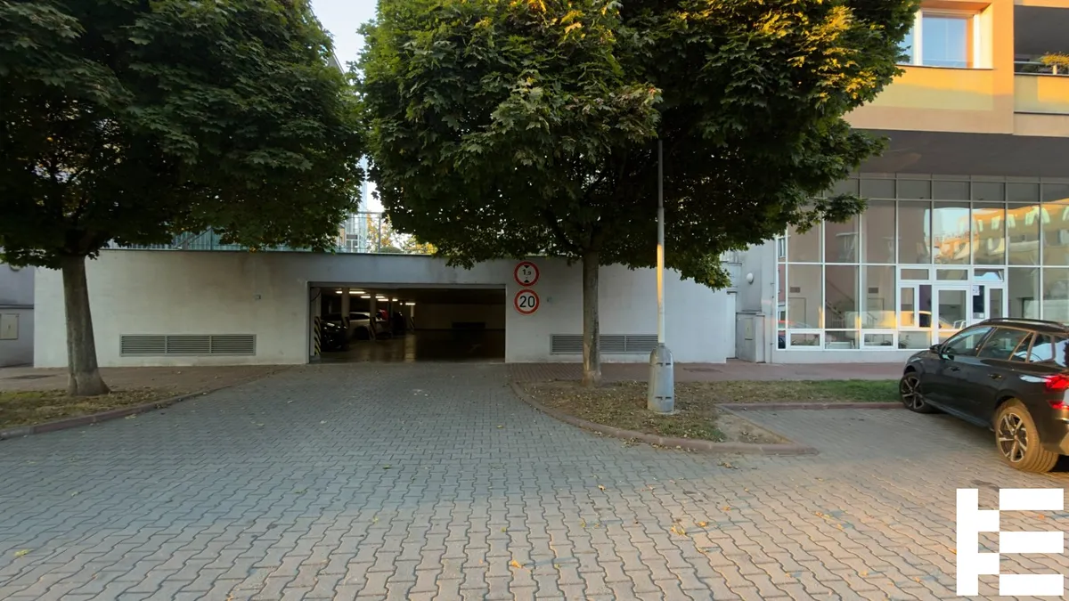 Pronájem garážového stání 25 m²