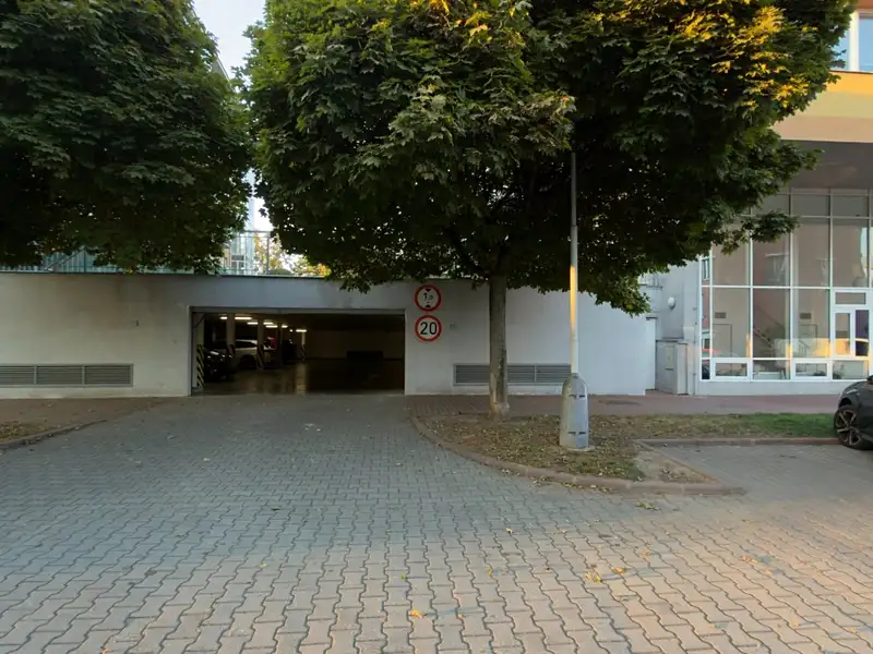 Pronájem garážového stání 25 m², Praha – náhled fotky 1