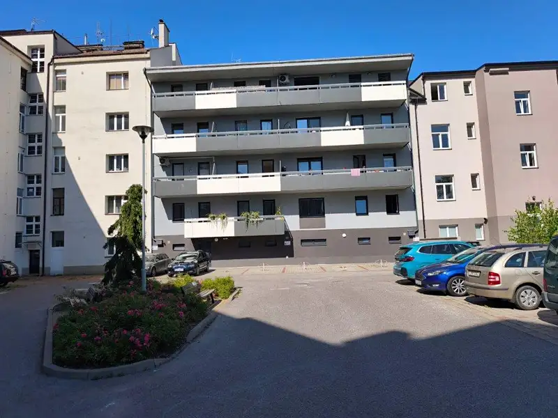 Pronájem garážového stání 15 m², Jičín – náhled fotky 1