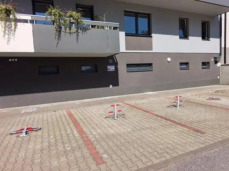 Pronájem garážového stání 15 m², Jičín – náhled fotky 2