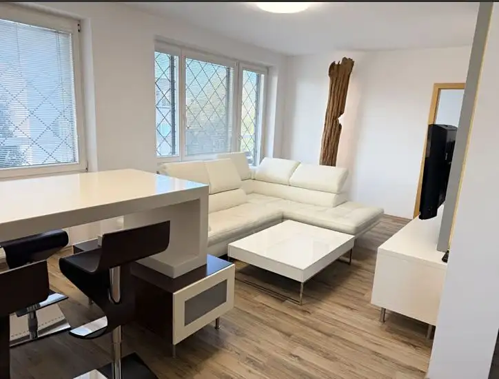 Pronájem bytu 4+1 92 m², Praha – náhled fotky 1