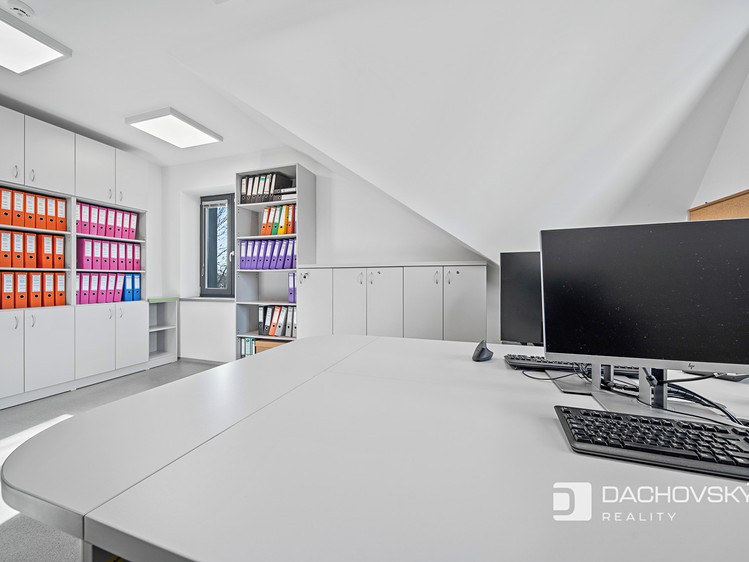 Prodej komerčního prostoru, 374 m² (42 z 52)