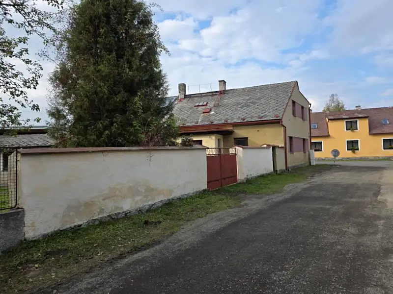 Prodej rodinného domu 455 m², pozemek 752 m², Kolinec – náhled fotky 1
