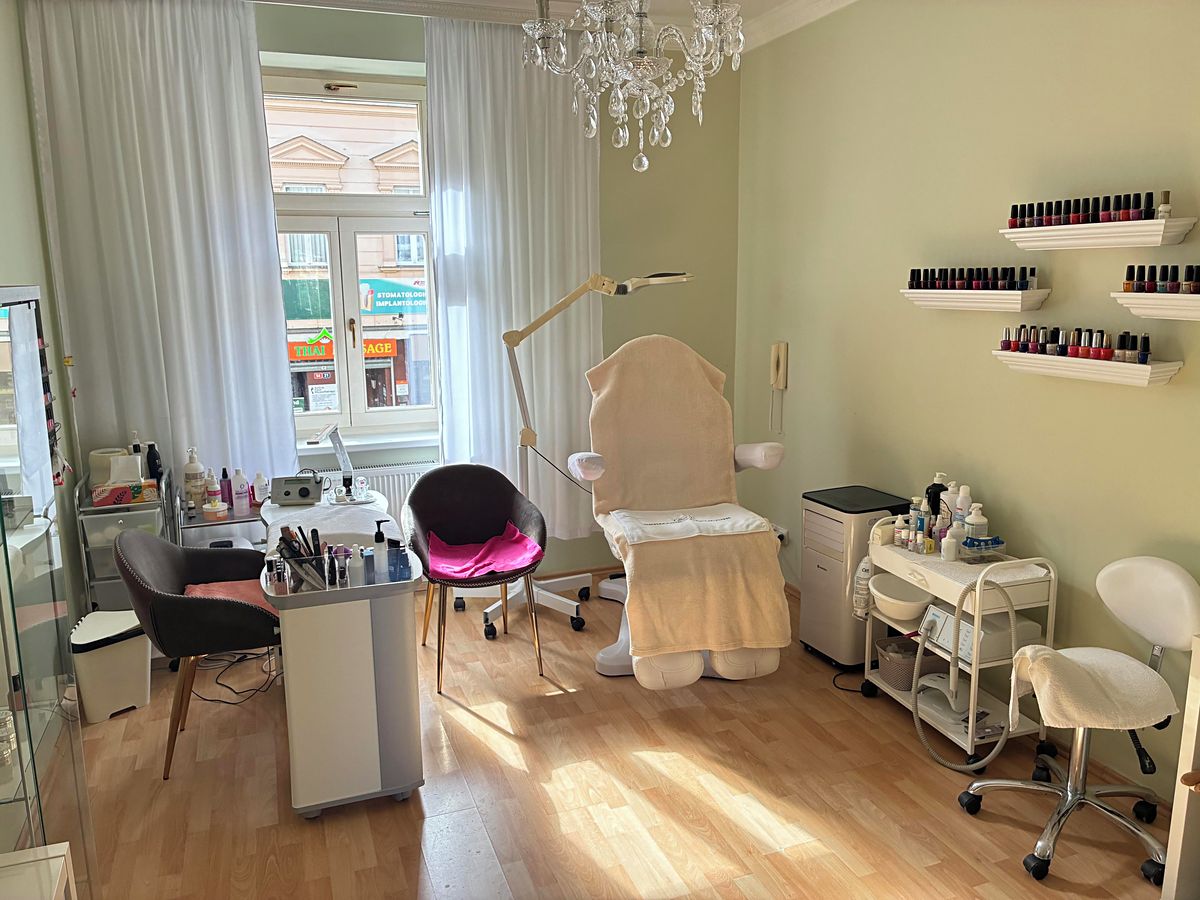 Pronájem obchodního prostoru 26 m², Karlovy Vary – fotka 1 z 3